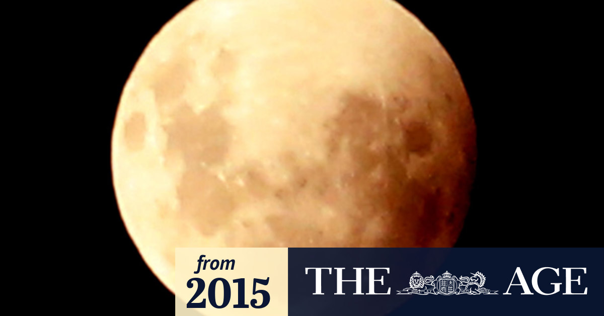 Total lunar eclipse in Melbourne blood moon rising